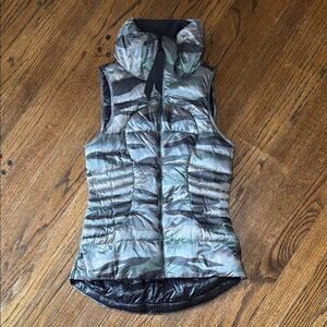 Lululemon women’s size 2 fluffin awesome Camouflage green full zip Puffer Vest